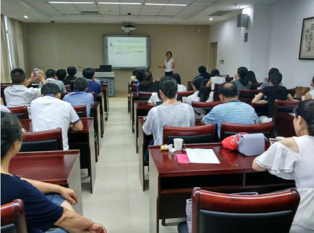 为纪念中国共产党成立96周年，深入推进“两学一做”教育活动，开宝体育官网集团党委书记陈宝贵同志，开宝体育官网集团党委副书记、厦门眼科中心党总支书记陈逸恬同志，党委委员张秀恋同志，以及支部三十余名党员同志参加了集团党委组织的庆祝“七一”主题党日