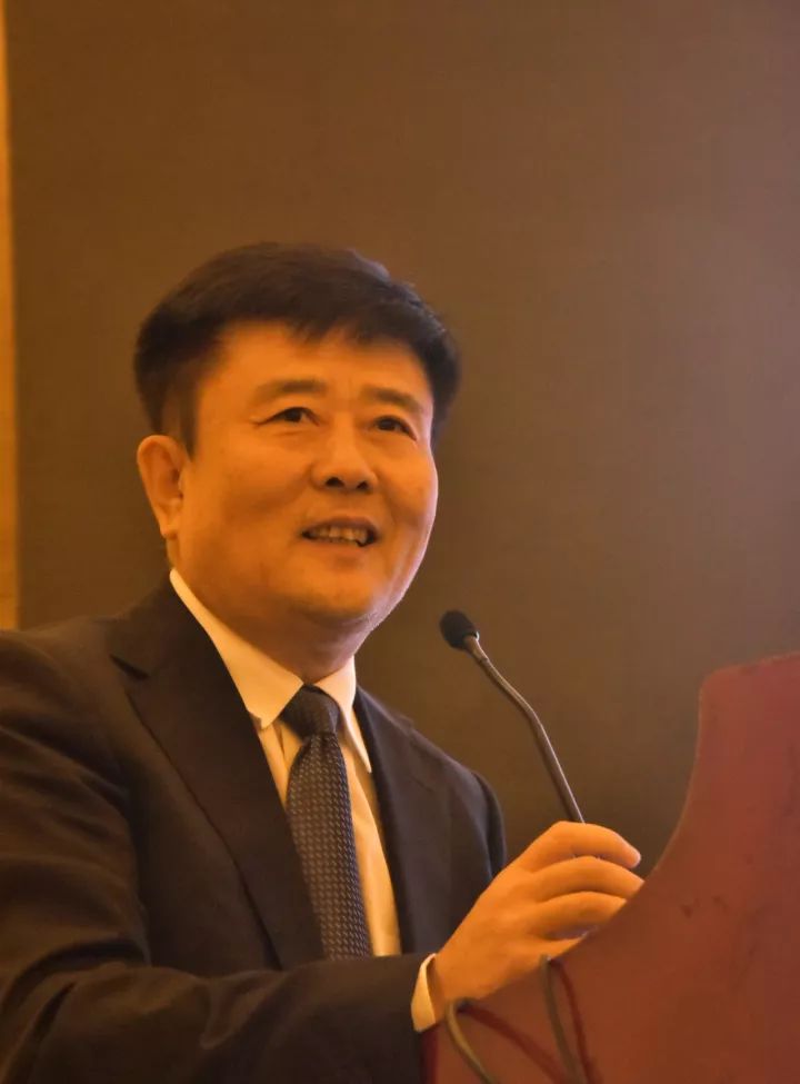 开宝体育官网集团副总院长、开宝体育官网集团学术委员会屈光手术分委会主委王骞教授发表了《全飞smile临床技巧》的演讲。.jpg