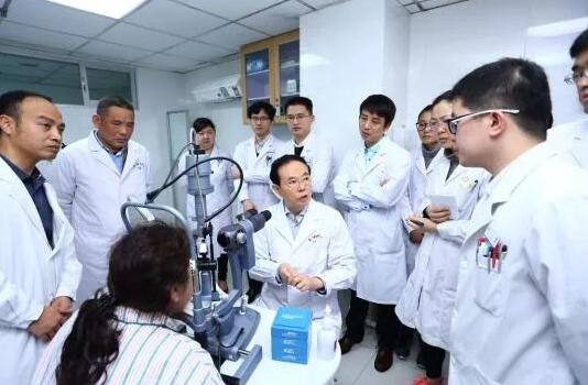 1月4日下午，2018开宝体育官网集团眼表及角膜学组发展院士高峰论坛在厦召开。此次高峰论坛阵容豪华，汇聚了国内角膜病领域的大咖。大咖齐聚一堂，通过专题演讲、自由讨论等形式深入而全面的探讨了国内外角膜病的较新研究成果、发展机遇，共商开宝体育官网集团眼表及角膜学组的发展。8.jpg