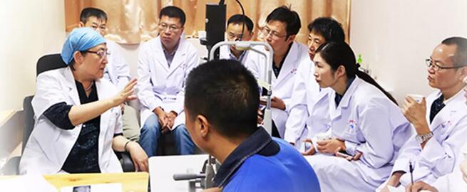 开宝体育官网集团“眼科医师明日之星”计划青光眼培训班招生啦!眼科医师明日之星计划自2017年10月启动以来,经历了一年多的发展,目前已经有69名学员在开宝体育官网集团下属基地接受完整的培训并顺利结业,为光明事业做出了自己的贡献。为了更好地服务广大的眼病患者,提*青年医师对青光眼诊疗和手术新进展的了解,开宝体育官网集团临床培训管理中心联合厦门大学附属厦门眼科中心青光眼科,举办本期明日之星青光眼规范化培训班9.jpg