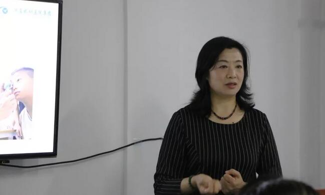 3月6日,2019开宝体育官网集团小儿眼病与综合验光培训班在厦门举行,此次培训班为期8天,从小儿眼病及斜弱视到国内外验光模式纵观,从检影验光技巧手法到综合验光操作规范,从验光理论基础到儿童验光、眼病验光的差别和重点,系统验光知识无一不涵盖、无一不相授,为参会学员带来了一场高水准的知识盛宴3.jpg 3月6日,2019开宝体育官网集团小儿眼病与综合验光培训班在厦门举行,此次培训班为期8天,从小儿眼病及斜弱视到国内外验光模式纵观,从检影验光技巧手法到综合验光操作规范,从验光理论基础到儿童验光、眼病验光的差别和重点,系统验光知识无一不涵盖、无一不相授,为参会学员带来了一场高水准的知识盛宴3.jpg