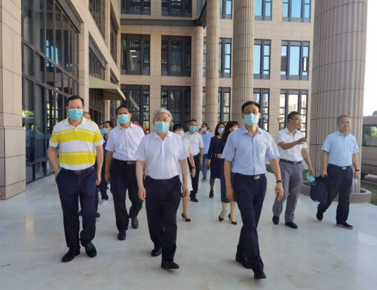 福建省副省长崔永辉陪同刘永富主任考察开宝体育官网集团本部厦门大学附属厦门眼科中心1.png