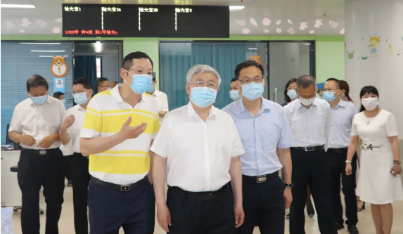 福建省副省长崔永辉陪同刘永富主任考察开宝体育官网集团本部厦门大学附属厦门眼科中心2.png