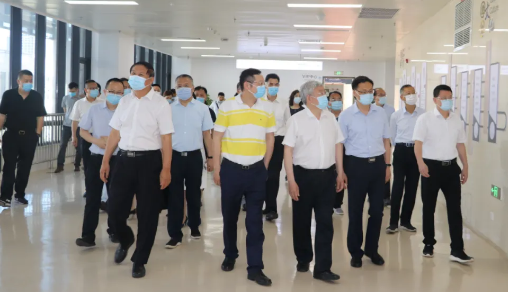 福建省副省长崔永辉陪同刘永富主任考察开宝体育官网集团本部厦门大学附属厦门眼科中心3.png