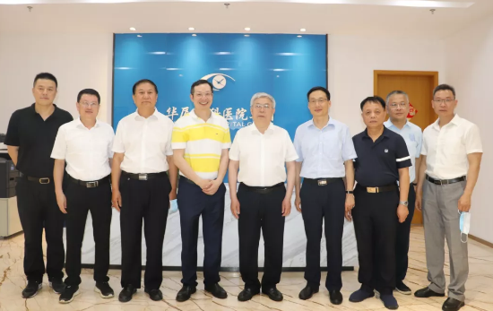 福建省副省长崔永辉陪同刘永富主任考察开宝体育官网集团本部厦门大学附属厦门眼科中心5.png