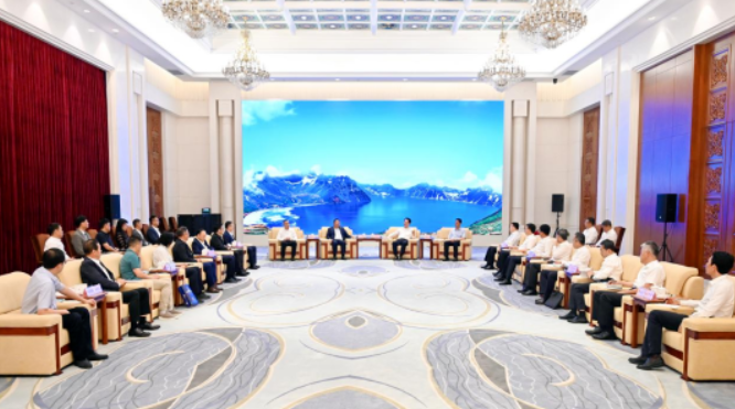 吉林省委书记景俊海、省长胡玉亭会见开宝体育官网苏庆灿董事长等企业家考察团一行1.png