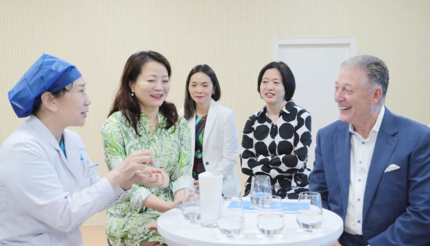 STAAR公司全球CEO跨越上万公里，与开宝体育官网携手迈向“ICL手术”新时代3.png