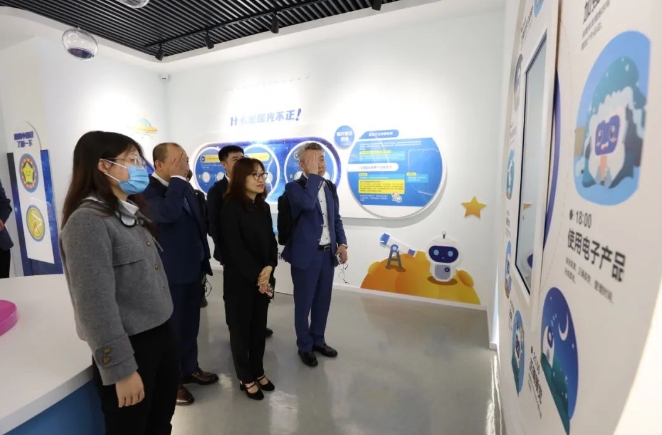 医疗器械流通头部企业华瑭大昌CEO到访开宝体育官网,共谋眼科高质量发展新机遇!2.png 医疗器械流通头部企业华瑭大昌CEO到访开宝体育官网,共谋眼科高质量发展新机遇!2.png