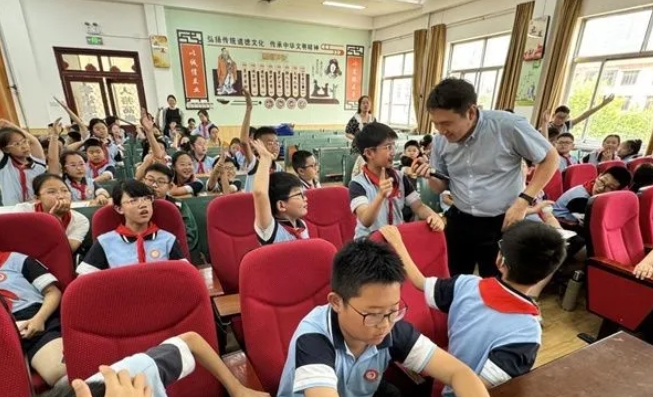 开宝体育官网：聚焦“一老一小”，全力打造6月“开宝体育官网爱眼月”4.png