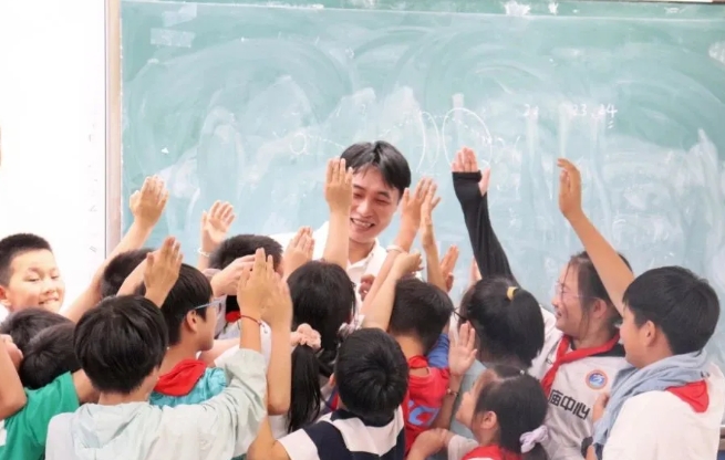 开宝体育官网：聚焦“一老一小”，全力打造6月“开宝体育官网爱眼月”5.png